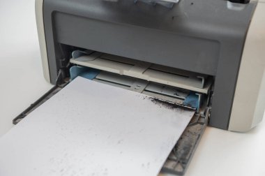 Beyaz arkaplanda kırık lazer yazıcı kartuşu