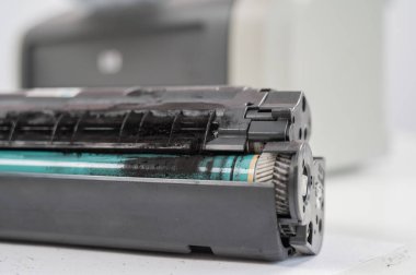 Beyaz arkaplanda kırık lazer yazıcı kartuşu