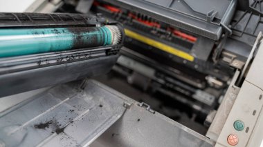 Beyaz arkaplanda kırık lazer yazıcı kartuşu
