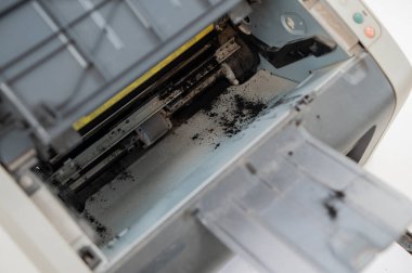 Beyaz arkaplanda kırık lazer yazıcı kartuşu