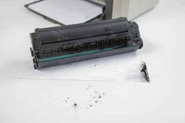 Beyaz arkaplanda kırık lazer yazıcı kartuşu