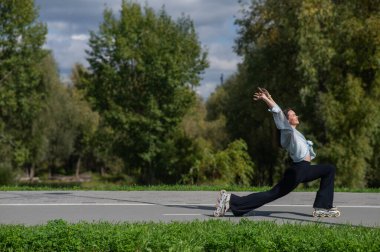 Beyaz kadın parkta paten kayıyor.