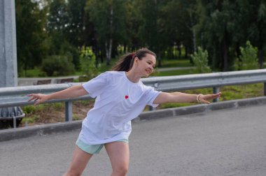 Beyaz şortlu kadın paten kayıyor.