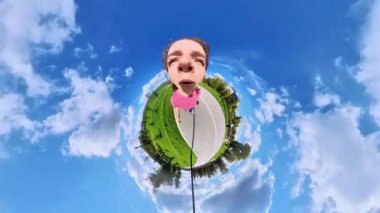 Beyaz kadın paten kayıyor. Video 360