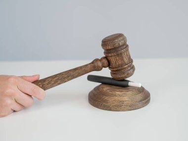 Hakimler tokmak ve elektronik sigara. Tütün ısıtma sistemi