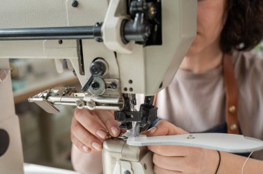 Kadın tabakçı atölyede çalışıyor.