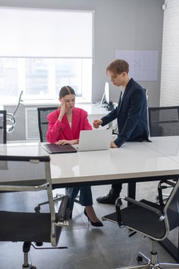 Beyaz adam astlarına talimat veriyor.