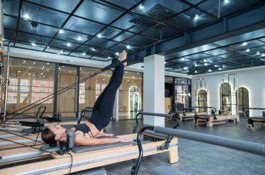 Kafkas kadın yenilikçi makineler üzerinde egzersiz yapıyor.