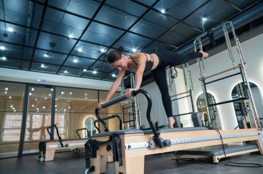 Kafkas kadın yenilikçi makineler üzerinde egzersiz yapıyor.