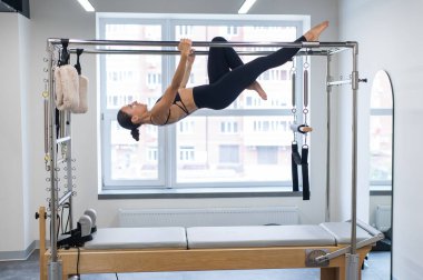 Kafkasyalı kadın reformcularla pilates yapıyor.