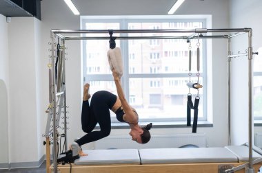 Kafkasyalı kadın reformcularla pilates yapıyor.