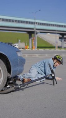 Araba çarptıktan sonra scooter süren beyaz bir kadın.