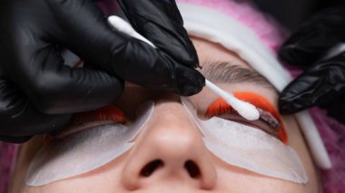 Beyaz kadın kirpik temizleme prosedüründen geçiyor.