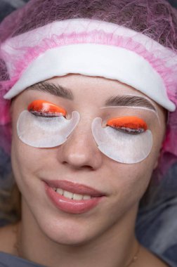 Kirpik kaplama prosedüründen geçen beyaz bir kadın. Üst görünüm