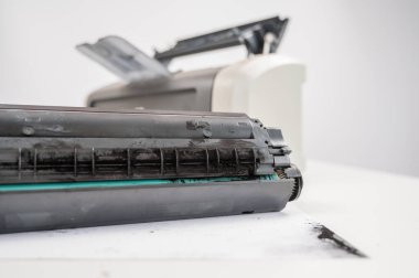 Beyaz arkaplanda kırık lazer yazıcı kartuşu