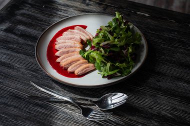 Kızarmış ördek bir tabakta parçalara ayrılmış.