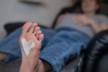 Güzellik salonunda hırdavat pedikür yapan hamile bir kadın.