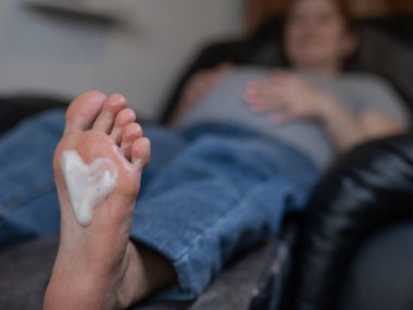 Güzellik salonunda hırdavat pedikür yapan hamile bir kadın.