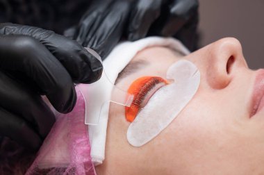 Beyaz kadın kirpik temizleme prosedüründen geçiyor.