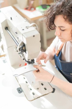 Kadın tabakçı atölyede çalışıyor.