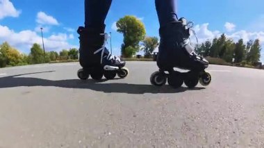 Paten kayarken yakın plan.