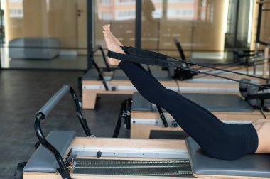 Kafkas kadın yenilikçi makineler üzerinde egzersiz yapıyor.