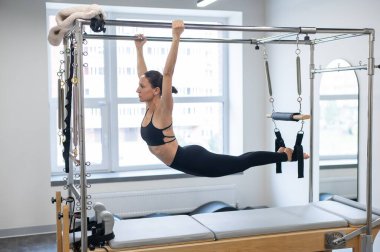 Kafkasyalı kadın reformcularla pilates yapıyor.