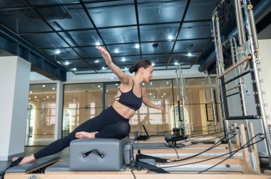 Kafkas kadın yenilikçi makineler üzerinde egzersiz yapıyor.