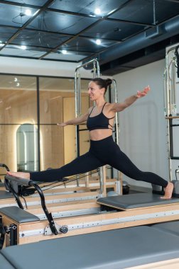 Kafkasyalı kadın reformcuları bölüyor.