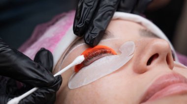 Beyaz kadın kirpik temizleme prosedüründen geçiyor.