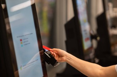 Modern Perakende Mağazasında Canlı Alışveriş Deneyimi