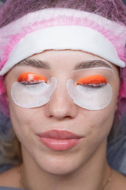 Kirpik kaplama prosedüründen geçen beyaz bir kadın. Üst görünüm