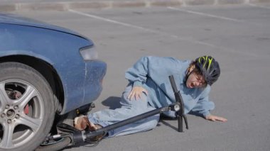 Araba çarptıktan sonra scooter süren beyaz bir kadın.