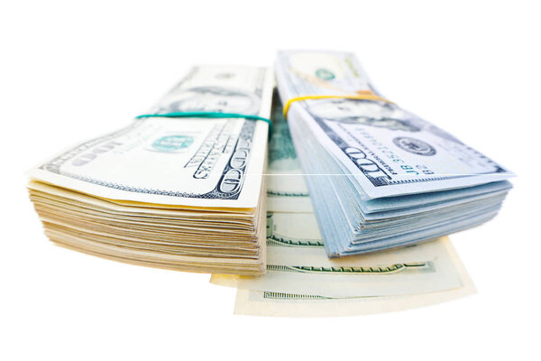 Две пачки американских долларов на белом фоне
