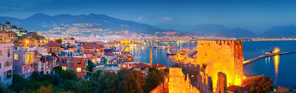 Panoramik Alanya Limanı geceleri. Alanya, Türkiye