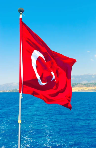 Schwenken Der Türkischen Flagge Und Mittelmeer — Stockfoto