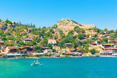 Kaleköy, Türkiye - 31 Temmuz: üzerinde 31 Temmuz 2013 yılında Kaleköy Kaleköy Limanı içinde küçük bir teknede yelken Türk ailesi (Kekova Demre İlçesi, Antalya İli)