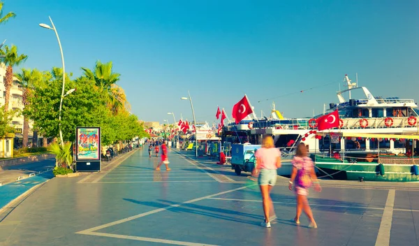 Marmaris Turkiet Juli 2018 Människor Promenera Längs Småbåtshamnen Kordon Till — Stockfoto