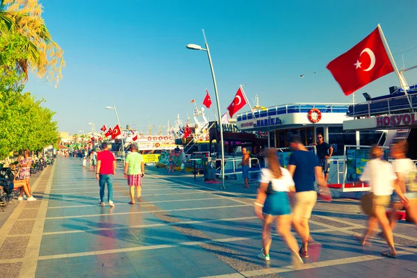 Marmaris Turkiet Juli 2018 Människor Promenera Längs Småbåtshamnen Kordon Till — Stockfoto