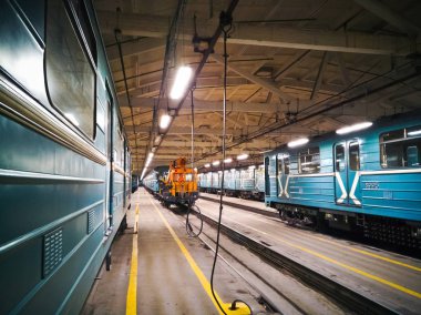 Moscow, Rusya Federasyonu - 14 Kasım 2018: Yolcu treni Moskova metrosu deposunda bakım altında standı
