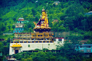 Padmasmabhava (Guru Rinpoche) Rewalsar yılında anıt heykeli. Mandi District, Himachal Pradesh, Hindistan
