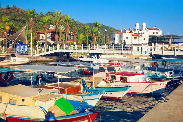 Marmaris Türkei Juli 2018 Menschen Gehen Entlang Der Fußgängerbrücke Yachthafen — Stockfoto