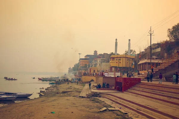 Varanasi Uttar Pradesh India Janeiro 2019 Pessoas Queimam Fogueiras Rituais — Fotografia de Stock