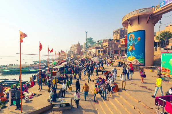 Varanasi Uttar Pradesh Índia Janeiro 2019 Peregrinos Turistas Hindus Reúnem — Fotografia de Stock