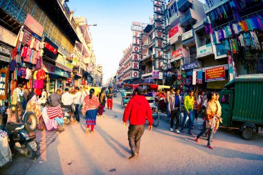 Delhi, Hindistan - 16 Ocak 2015: Her gün yaşam ana ın Bazaarı yolda (Paharganj ile meşgul insanlar)