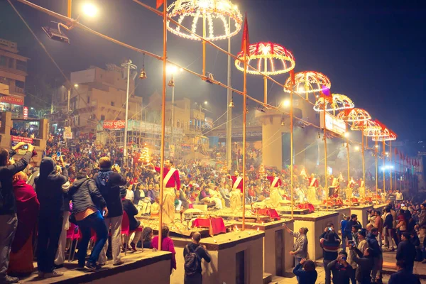 Varanasi, Uttar Pradesh / Hindistan - 9 Ocak 2019: insanlar almak Ganj - Ganga Aarti Dasashvamedh Ghat üzerinde ibadet geleneksel günlük töreni resimleri 