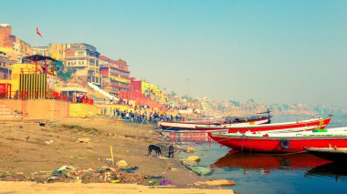 Varanasi, Uttar Pradesh / Hindistan - 8 Ocak 2019: insanların hazırlamak için ritüel Ganj Nehri kıyısında Harishchandra Ghat kremasyon töreni 