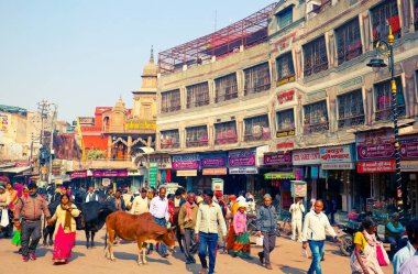 Varanasi, Uttar Pradesh / Hindistan - 8 Ocak 2019: İnsanlar Dasashvamedh Ghat Yolu boyunca ilerliyor. Shri Brihaspati Tapınağı manzarası