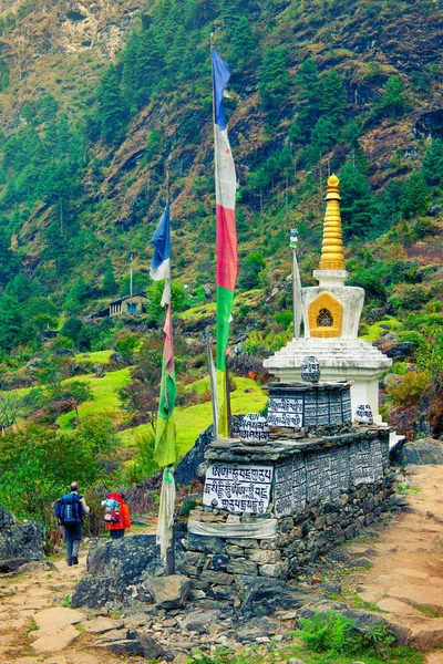 Turisti Muovono Lentamente Lungo Sentiero Montagna Intorno Coro Buddista Himalaya — Foto Stock