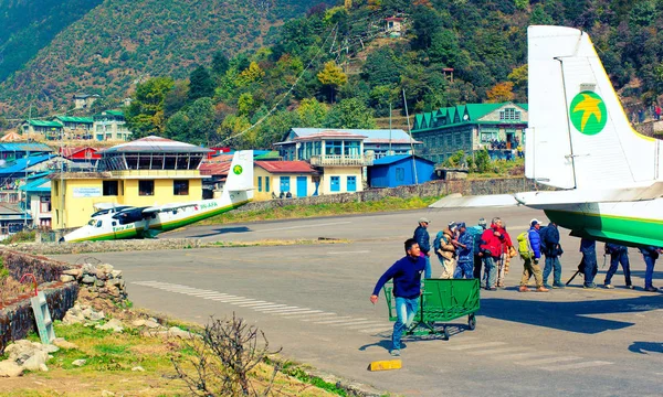 Lukla Nepál Listopad 2013 Zaměstnanec Letiště Tenzing Hillary Obsluhuje Letadla — Stock fotografie